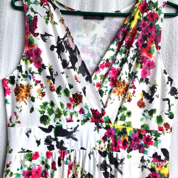 NWOT  WHITE SLEEVELESS FLORAL MAXI DRESS - SIZE SMALL - Picture 2 of 6